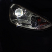 Bóng-đèn-bi-xenon-ô-tô-xe-Hyundai-i10-ban-đêm