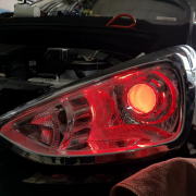 Độ-bóng-đèn-bi-xenon-ô-tô-xe-Hyundai-i10-với-ánh-sáng-đỏ
